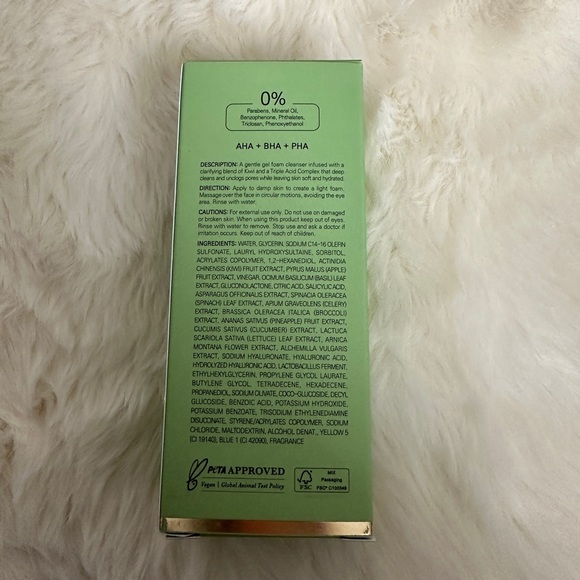 BYROE Kiwi Detox Gel Cleanser - Picture 3 of 5